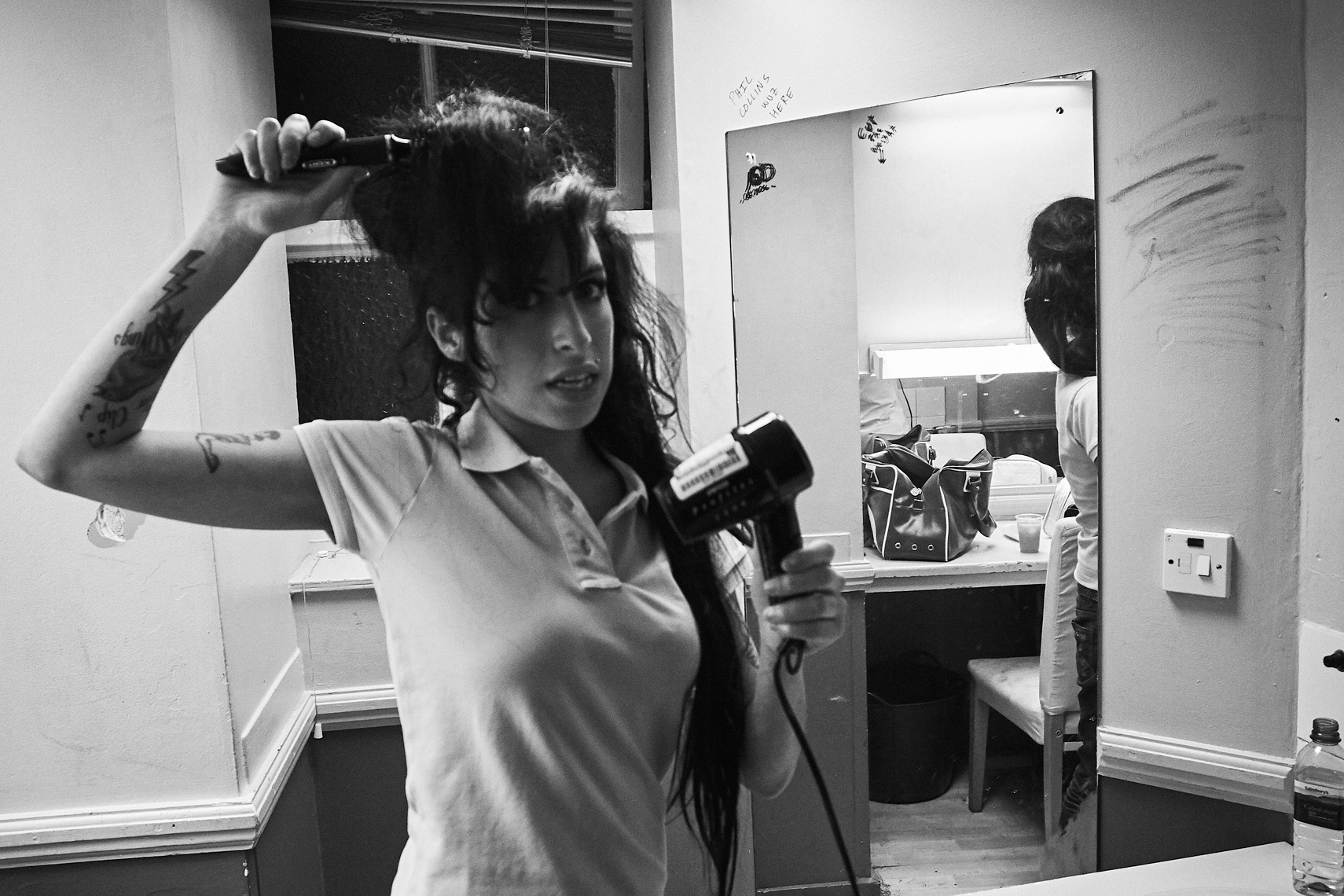 amy winehouse backstage at the astoria london