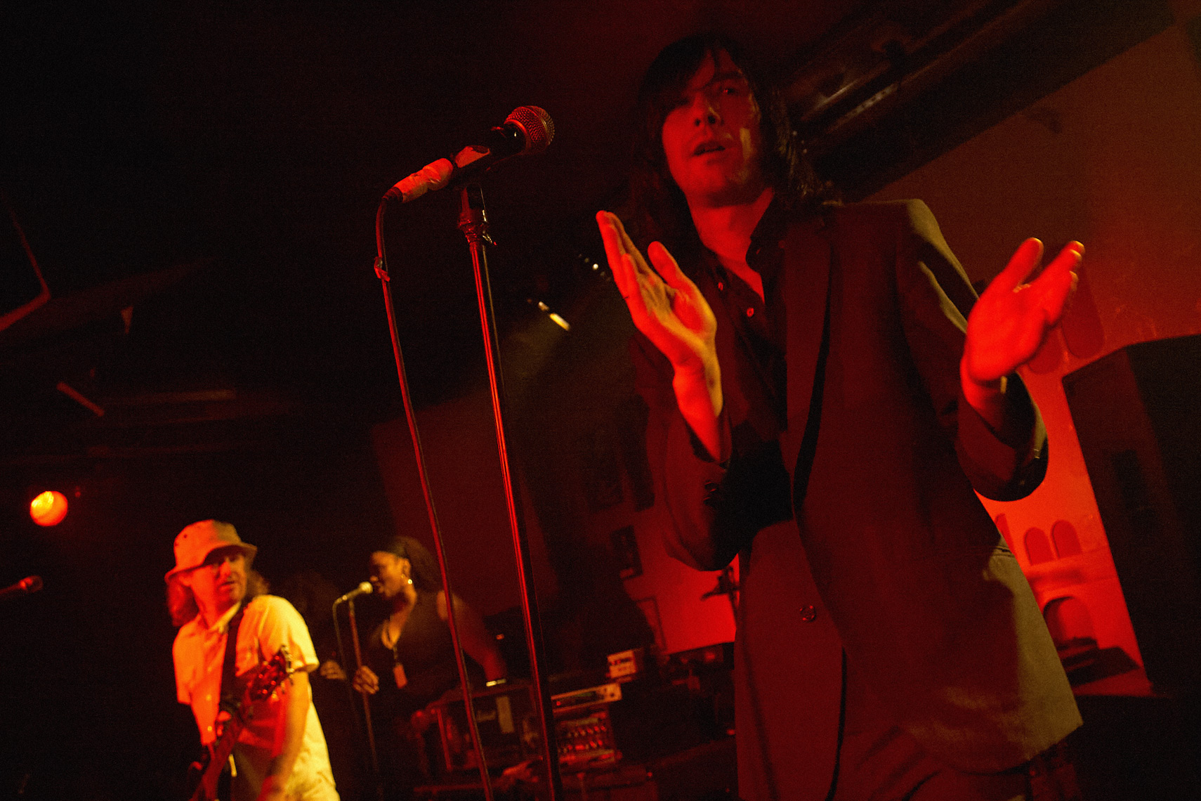 primal scream at the 100 club photographed by tom oxley
