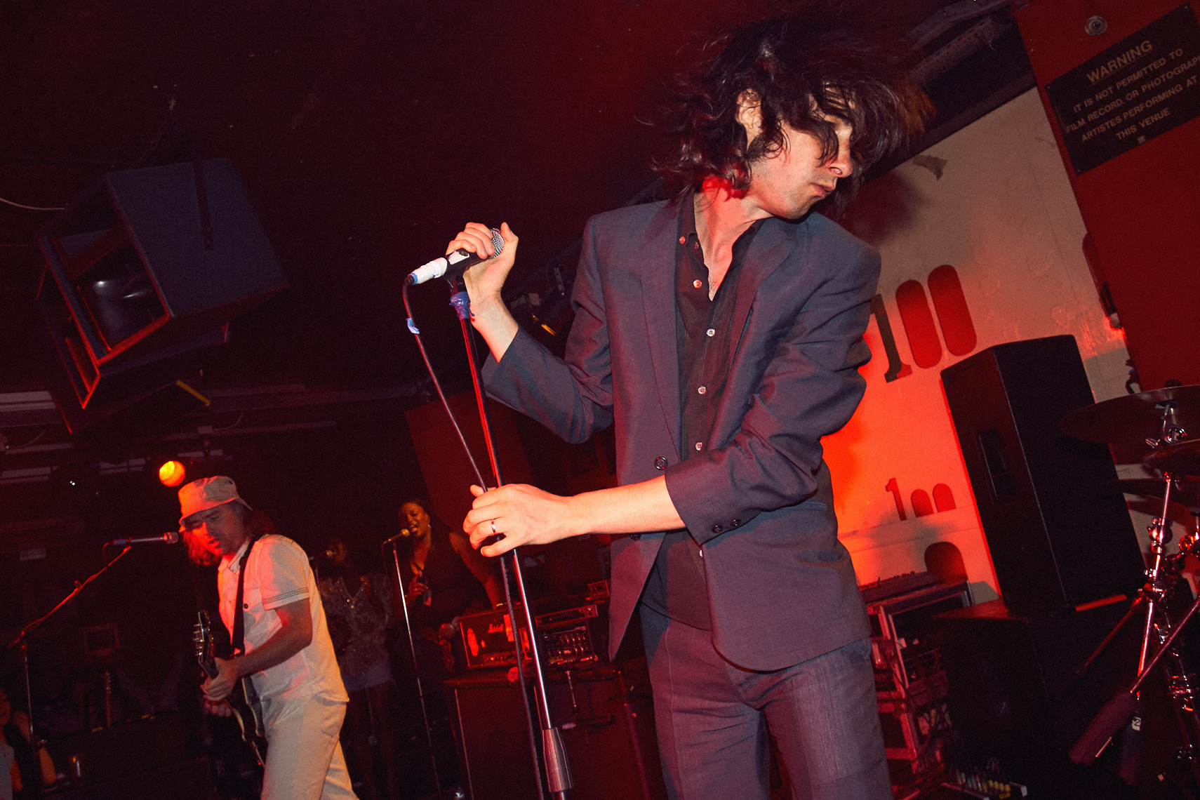 primal scream at the 100 club photographed by tom oxley